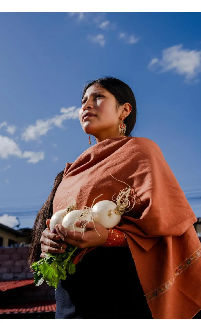 Pequeño agricultor sosteniendo productos cosechados